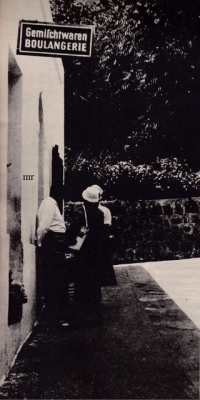 Negozio di alimentari a Stromboli insegna in tedesco e francese da vie nuove agosto 1958